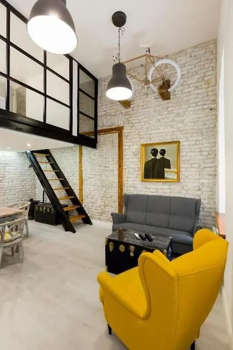 Apartment Vintage Vibe: Your Central City Escape Budapest