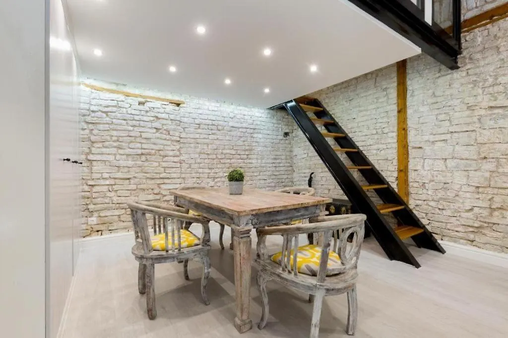 Apartment Vintage Vibe: Your Central City Escape Budapest